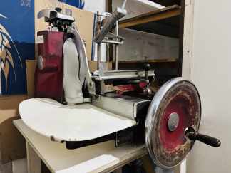 LOTE #033 - Maquina de cortar fiambre ó pan de molde ¨BERKEL¨ 100% original - 35cm de hoja + 2 hojas de repuesto, una sin uso, incluye la mesa de base