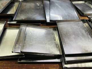 LOTE #034 - 42 Bandejas exhibidoras de Ac/Inoix de alto calibre - 28x45cm, 30x28cm, 27x46cm, 32x40cm y 24x34cm