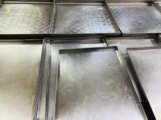 LOTE #035 - 27 Bandejas de Ac/Inox de alto calibre - 38x44cm, 40x28cm, 45x28cm, 33x23cm y 30x25cm