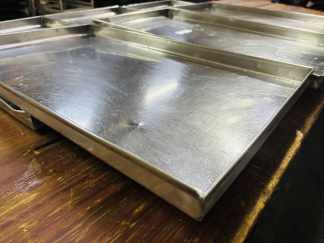 LOTE #037 - Seis bandejas de Ac/Inox de alto calibre - 39x64cm