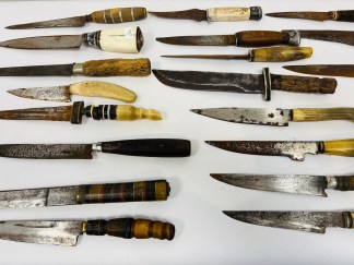 Lote #050 - Diecinueve cuchillos con mango de guampa, hueso y madera + 2 hachas de cocina + 10 vainas (8 de cuero) - de 20 a 29cm con mango incluido, hachas 30 y 23cm