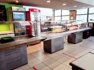 Lote #340 - Conjunto de tres bufeteras en Ac/Inox de alto calibre ¨Morelli¨ - 2 de fríos (salad bar, con equipo de frío) y 1 de calientes (bufetera) vidrios bombé y todas sus cubas correspondientes en Ac/inox
