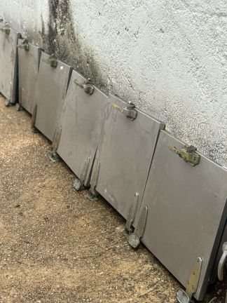 Lote #700 - Diecisiete puertas de heladera en Ac/Inox con herrajes en BRONCE (16 chicas y 1 más grande)