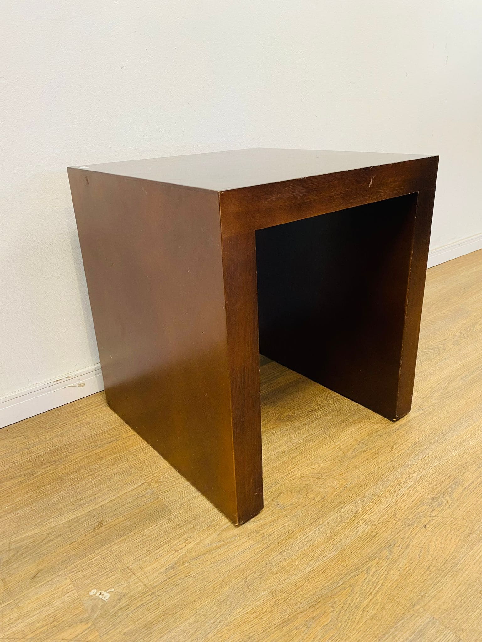 Lote #174 - Mesa lateral de sala enchapada en madera - 50x50x56cm