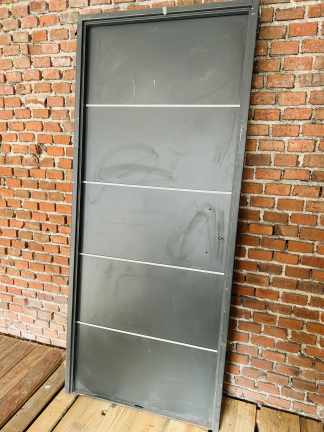 Lote #001 - Puerta de chapa con marco - con llaves, sin pestillos - 88x206cm