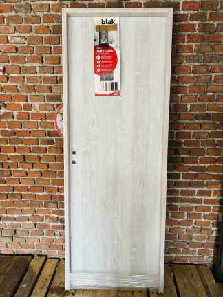 Lote #032 - Puerta de madera con marco - con llaves , sin pestillos - 76x205cm
