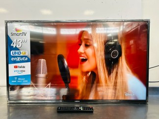 Lote #054 - Smart Tv 43¨UHD ENXUTA Mod: LEDENX1243SDF4KL - Con control - Sin patas