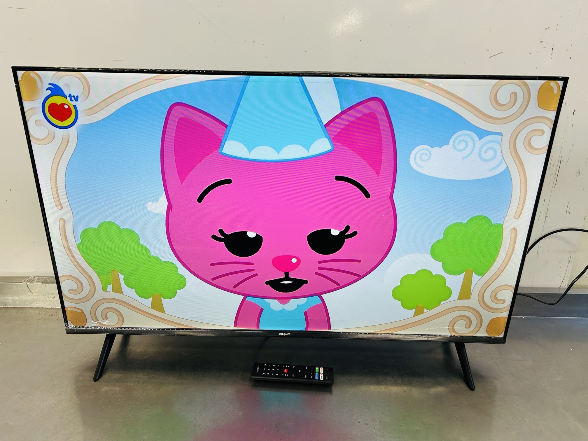 Lote #055 - Smart Tv 43¨Full HD ENXUTA Mod:LEDENX1243DF2KA - Con control - Con patas