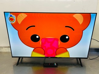 Lote #057 - Smart Tv 43¨Full HD  ENXUTA Mod:LEDENX1243DF2KA - Con control - Con patas