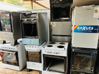 Lote #073 - Lote de cocinas y heladeras todo para repuesto, con contantes y averias  ENXUTA