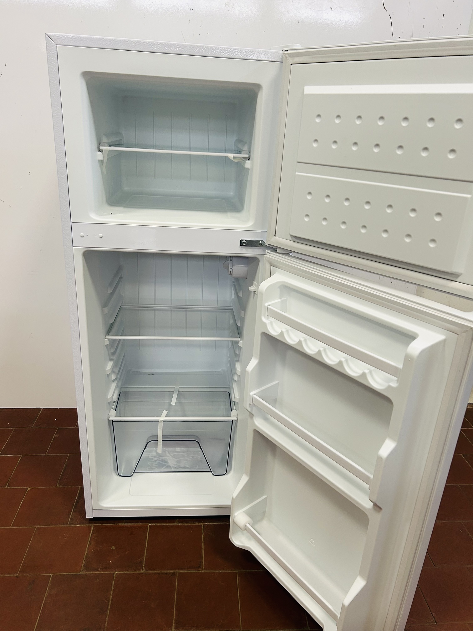 Lote #074 - Refrigerador Enxuta Mod:RENX8140FHW (frío húmedo)- 48x51x122cm - Imagen 4
