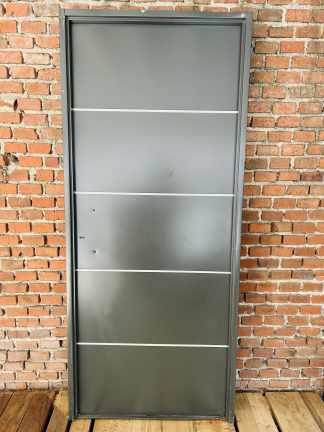 Lote #011 - Puerta de chapa con marco - sin llaves, sin pestillos 88x206cm