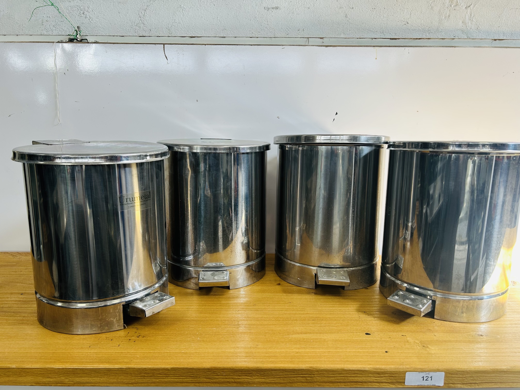 Lote #1000R - Cuatro tachos de residuos en Ac/Inox de alto calibre con apertura de pie - 28cm de diámetro x 35cm de altura