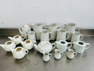 Lote #013R - Artículos varios de loza : Teteras, Lecheras y Jarras