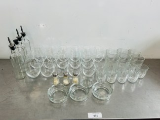 Lote #049R - 42 Piezas de vidrio: Vasos, aceiteras y otros