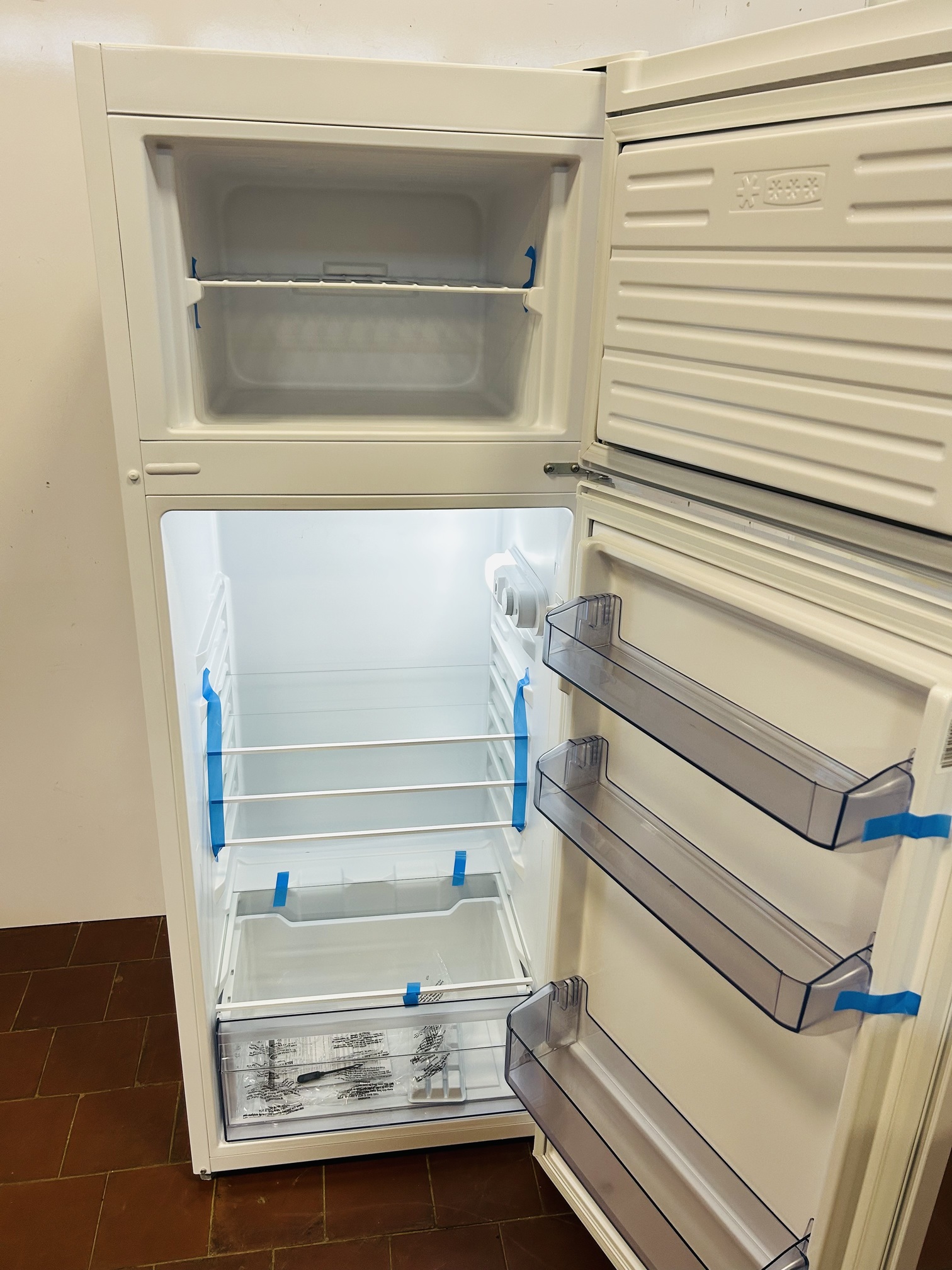 Lote #018 - Refrigerador frío húmedo 213Lts ENXUTA Mod: RENX14-215FHW - 54x53x144cm - Imagen 4