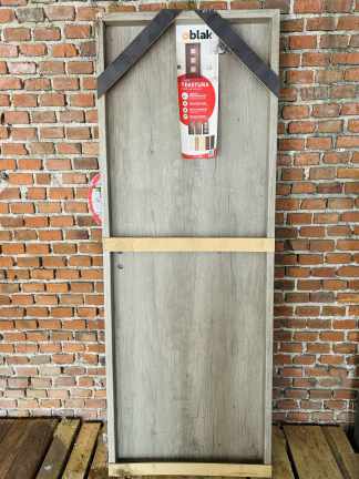 Lote #029 - Puerta de madera con marco - con llaves , sin pestillos - 76x205cm