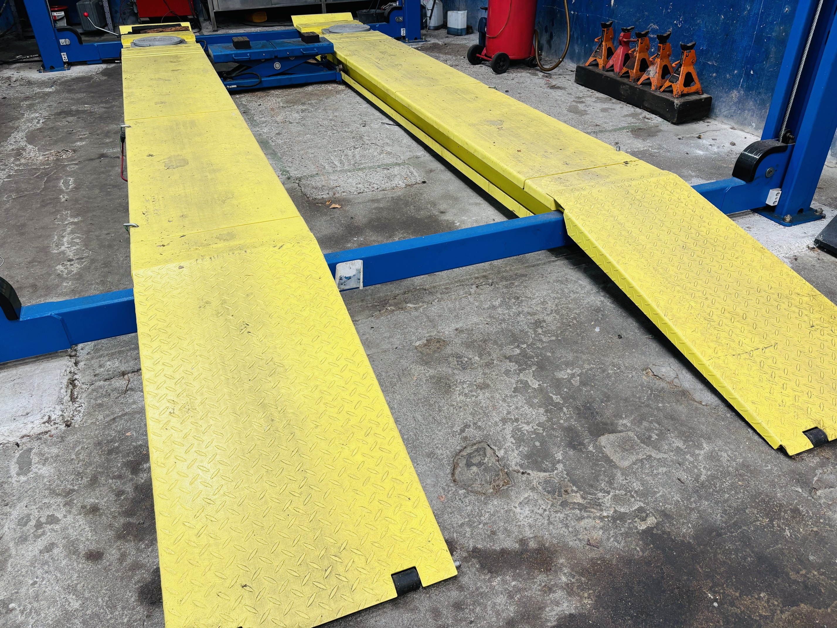 Lote #001 - Elevador de 4 torres ¨SoluPark¨ con gato - 4 toneladas de capacidad (10 meses de uso) - Imagen 7