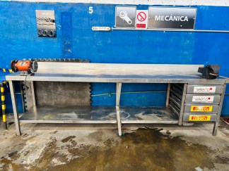 Lote #009 - Mesada de trabajo en Ac/Inox de alto calibre con estante inferior y 4 cajones - Incluye morza n°5 + piedra con cepillo - 300x70x90cm (tiene una pata golpeada, ver galería)