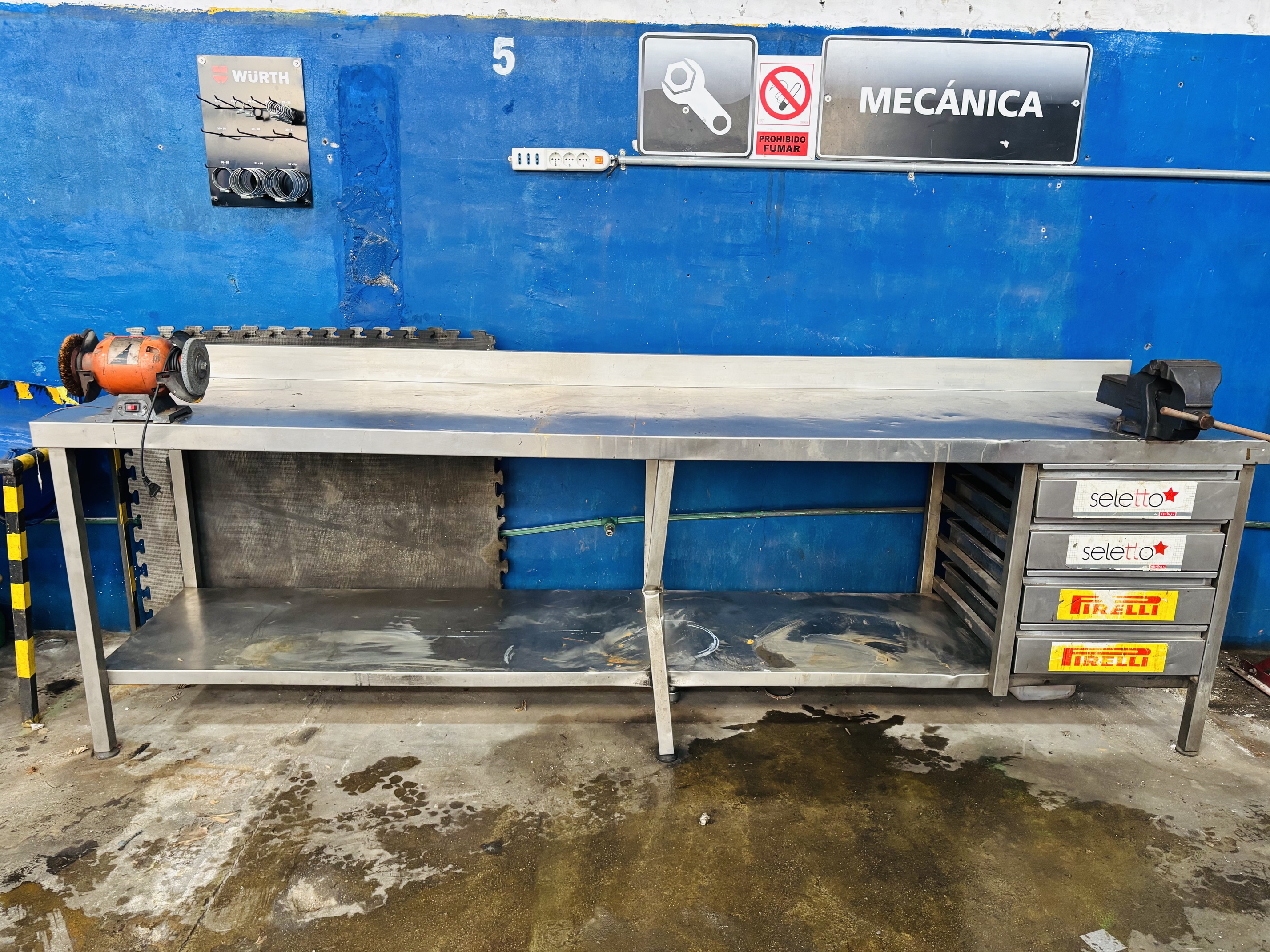 Lote #009 - Mesada de trabajo en Ac/Inox de alto calibre con estante inferior y 4 cajones - Incluye morza n°5 + piedra con cepillo - 300x70x90cm (tiene una pata golpeada, ver galería)