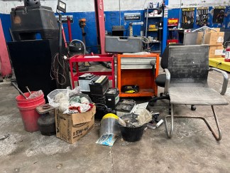 Lote#027 - Multilote de varios : Baterías (9 unidades) + 2 asistentes (detalles a la vista) + casco de bici + caja con varios de electricidad + cajón de delivery y otros