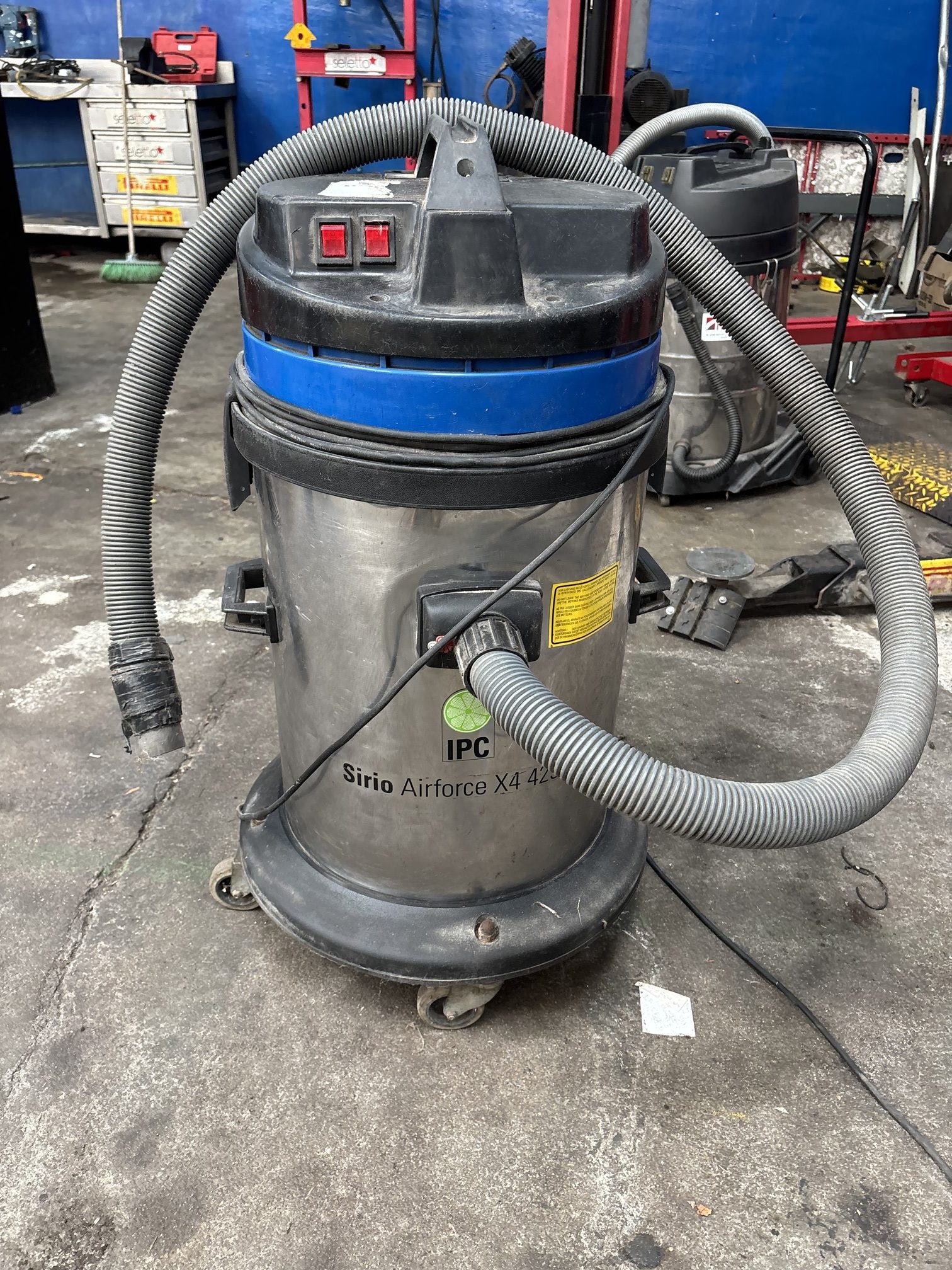 Lote #028 - Aspiradora IPC airforce x4 429 2400w ITALY - 70 Lts