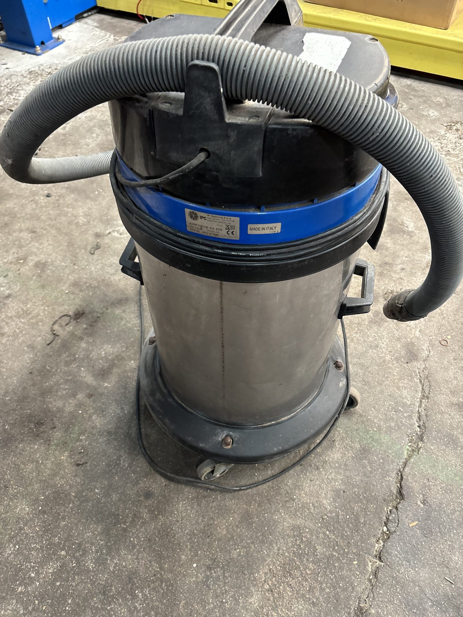 Lote #028 - Aspiradora IPC airforce x4 429 2400w ITALY - 70 Lts - Imagen 4