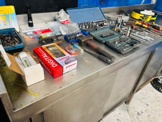 Lote #029 - Importante conjunto de herramientas de distintas marcas, más artículos de taller (tester, broches carroceros, fusibles, etc)