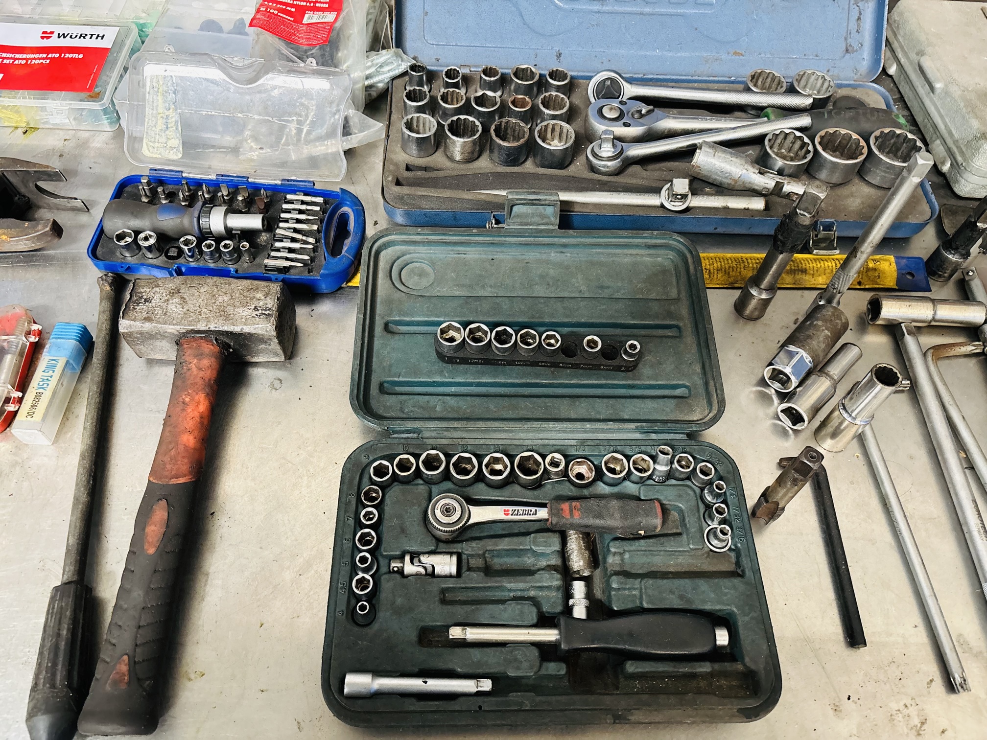 Lote #029 - Importante conjunto de herramientas de distintas marcas, más artículos de taller (tester, broches carroceros, fusibles, etc) - Imagen 2
