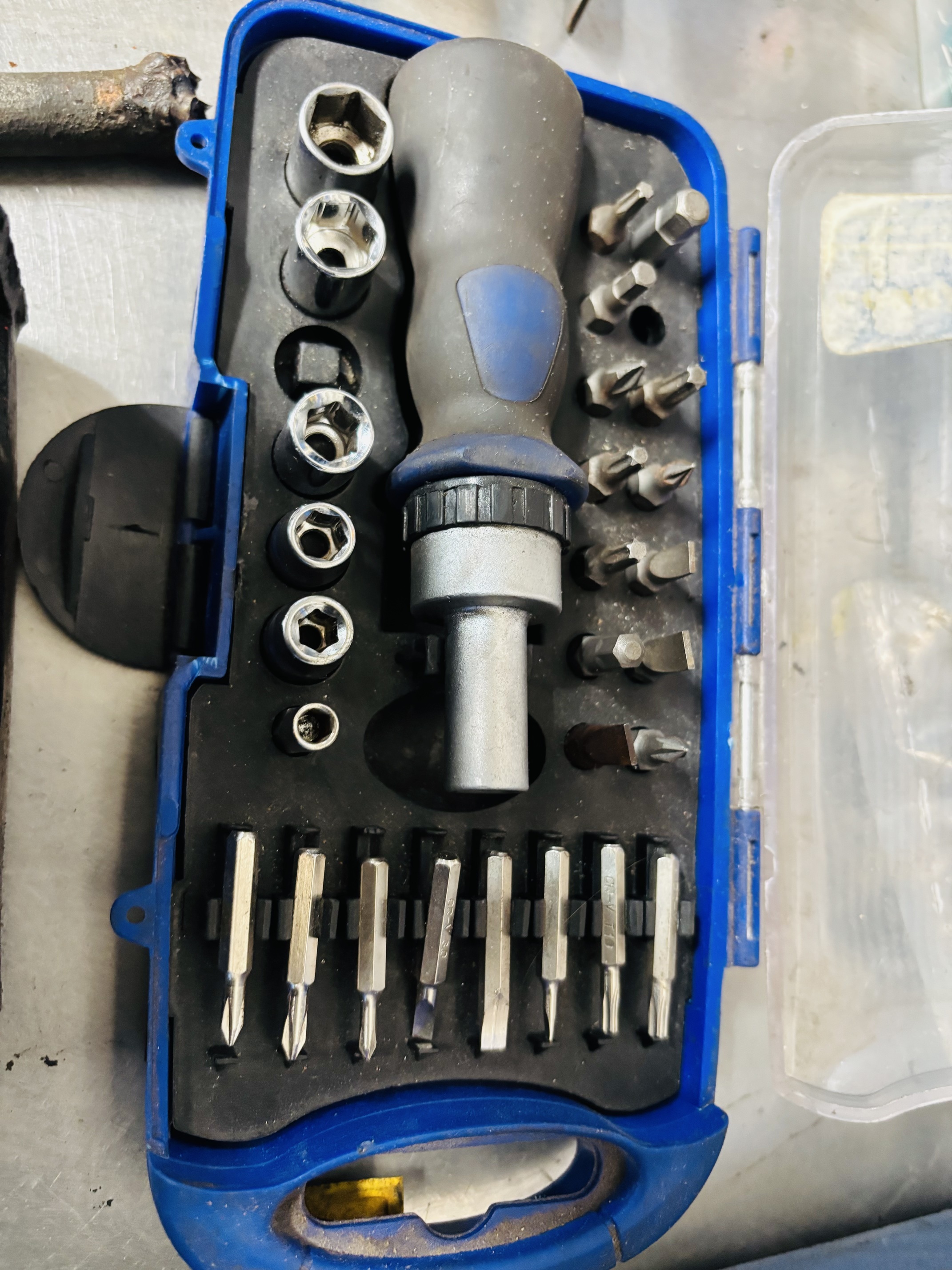Lote #029 - Importante conjunto de herramientas de distintas marcas, más artículos de taller (tester, broches carroceros, fusibles, etc) - Imagen 10