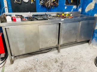 Lote #031 - Mesada de Ac/Inox de alto calibre con puertas corredizas y estante inferior - 240x70x90cm + 10cm de zócalo