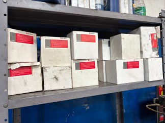 Lote #032 - Importante conjunto de cajas con abrazaderas milimétricas universales de distintas medidas ¨WURTH¨ - 30 Cajas + 2 exhibidores con abrazaderas