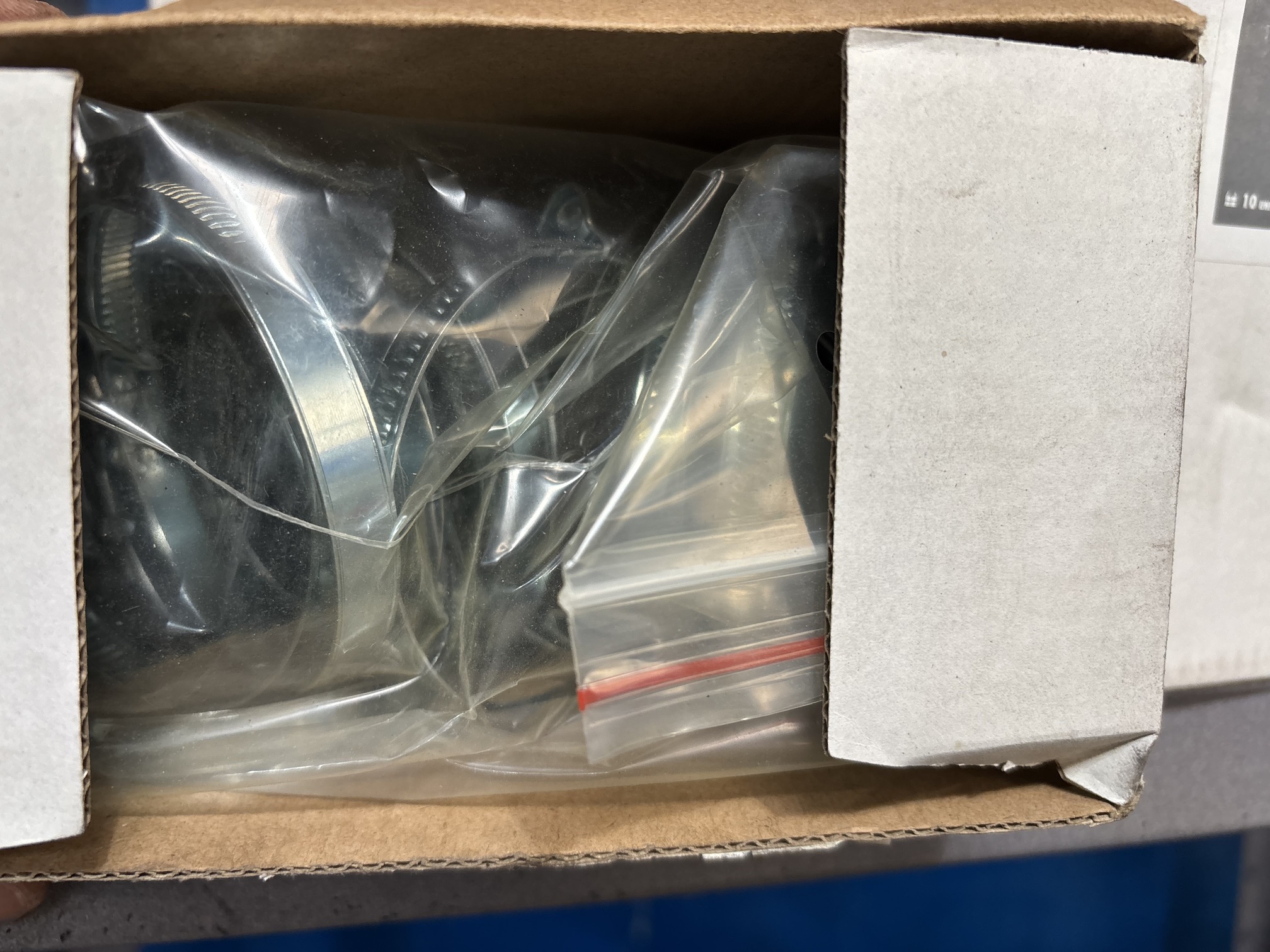 Lote #032 - Importante conjunto de cajas con abrazaderas milimétricas universales de distintas medidas ¨WURTH¨ - 30 Cajas + 2 exhibidores con abrazaderas - Imagen 2