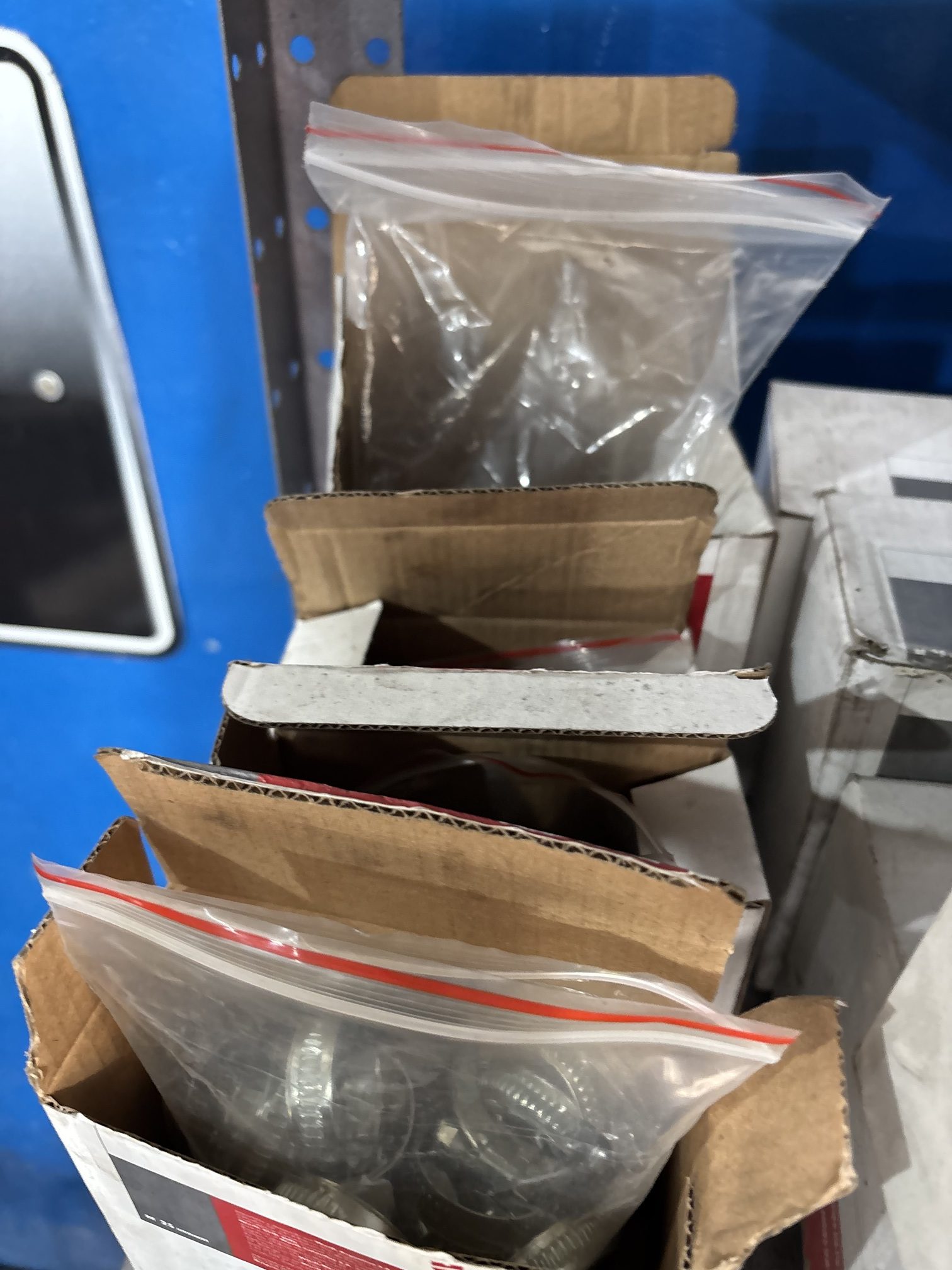 Lote #032 - Importante conjunto de cajas con abrazaderas milimétricas universales de distintas medidas ¨WURTH¨ - 30 Cajas + 2 exhibidores con abrazaderas - Imagen 3