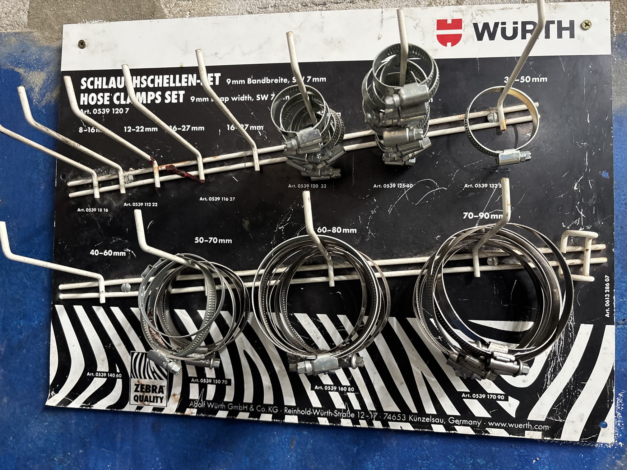 Lote #032 - Importante conjunto de cajas con abrazaderas milimétricas universales de distintas medidas ¨WURTH¨ - 30 Cajas + 2 exhibidores con abrazaderas - Imagen 5