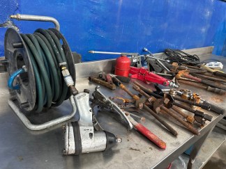 Lote #035 - Conjunto de herramientas: manguera y pistola neumática + extractores + alargue y otros