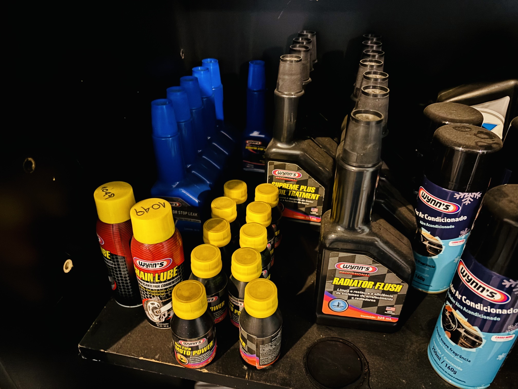 Lote #049 - Estantería con artículos varios para automóviles: Aceites premium, valvulina, aditivos, anticorrosivo, etc - Imagen 6