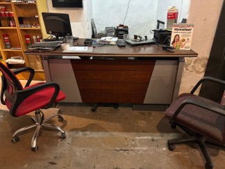 Lote #052 - Mobiliario de oficina completo: escritorio, sillas y mueble auxiliar (no incluye computadora Deell, monitor e impresora)