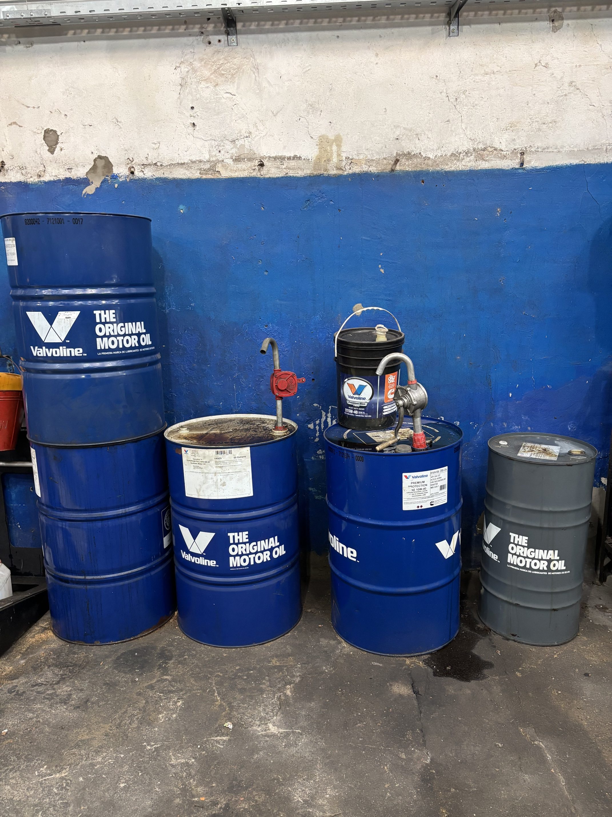 Lote #037 - 4 Tambores de 200 Lts + 2 bombas extractoras + tambor de 100 Lts ( 1 vacio, 1 de aceite quemado por la mitad, 1 con aceite nuevo por de la mitad, uno de 20lts de aceite nuevo por la mitad, y el gris de 100 lts está lleno de aceite nuevo)