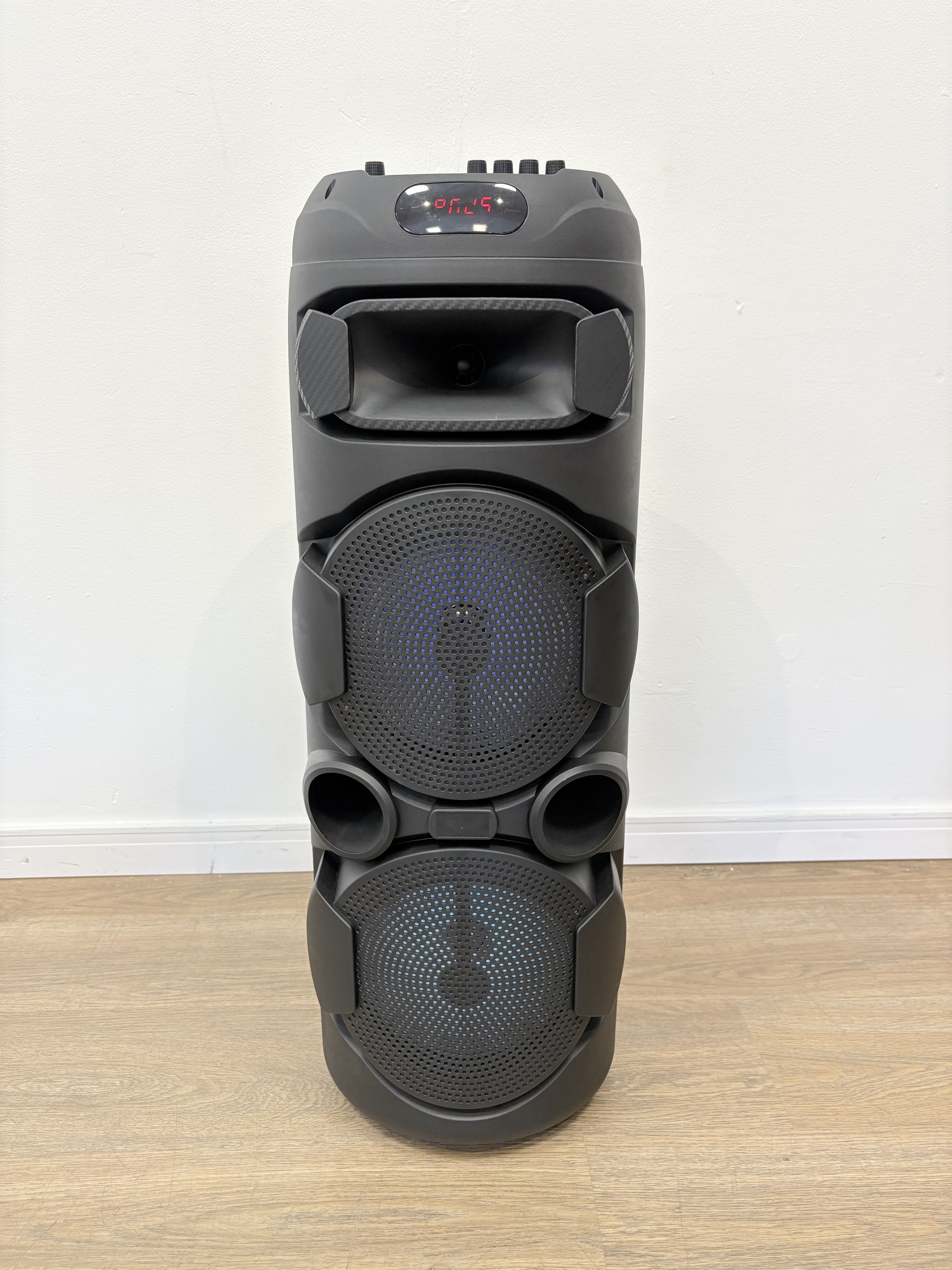 Lote #031 - Parlante portátil a batería con bluetooth, control remoto y micrófono - 80cm