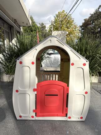 Lote #046 - Casita infantil de plástico