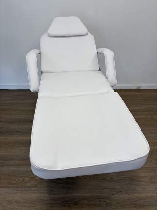 Lote #048 - Camilla para masajes color blanco - respaldo regulable - sin uso, detalles en galería de fotos