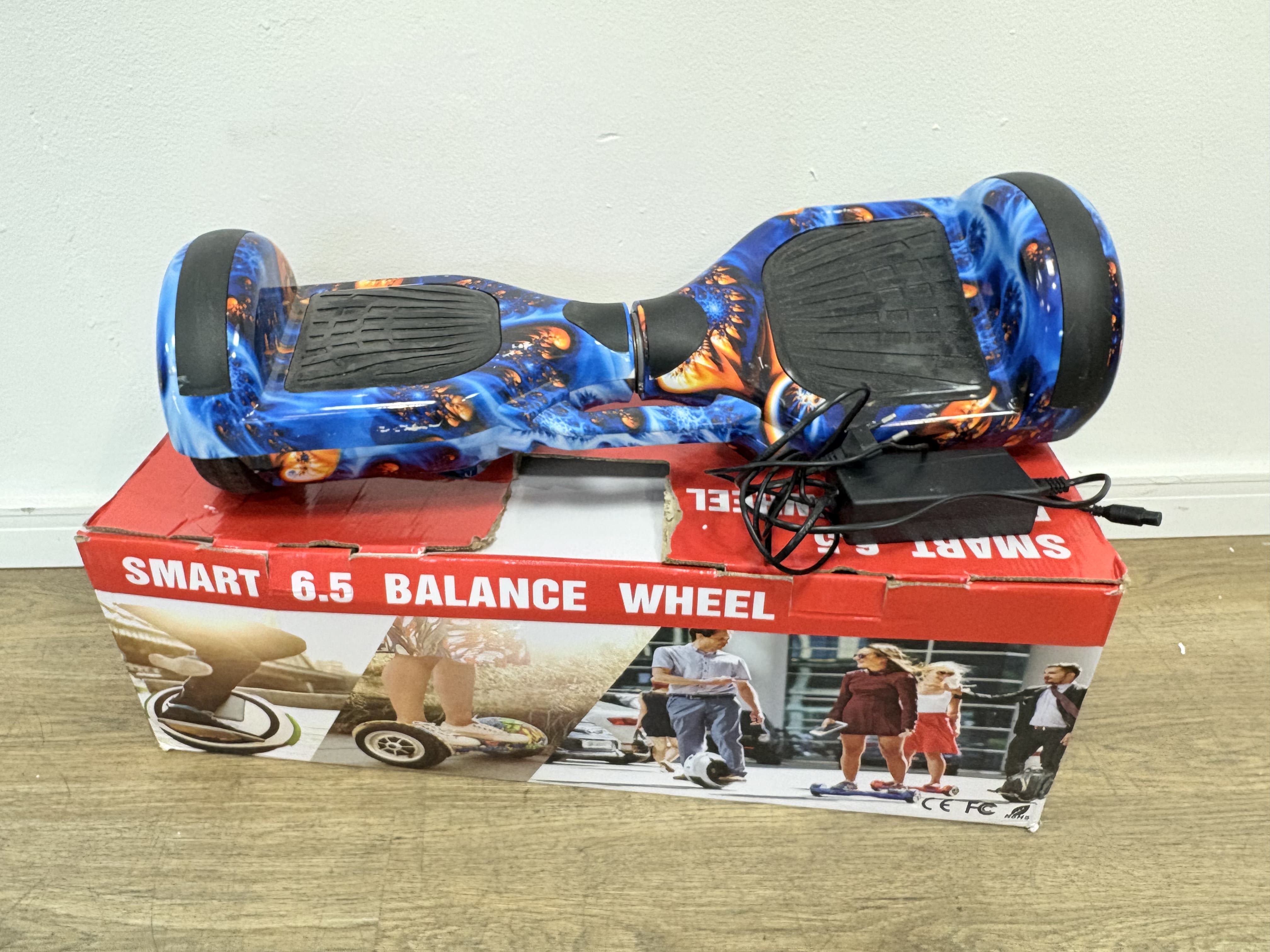 Lote #050 - Skate hoverboard eléctrico, con bluetooth, parlante y luces led