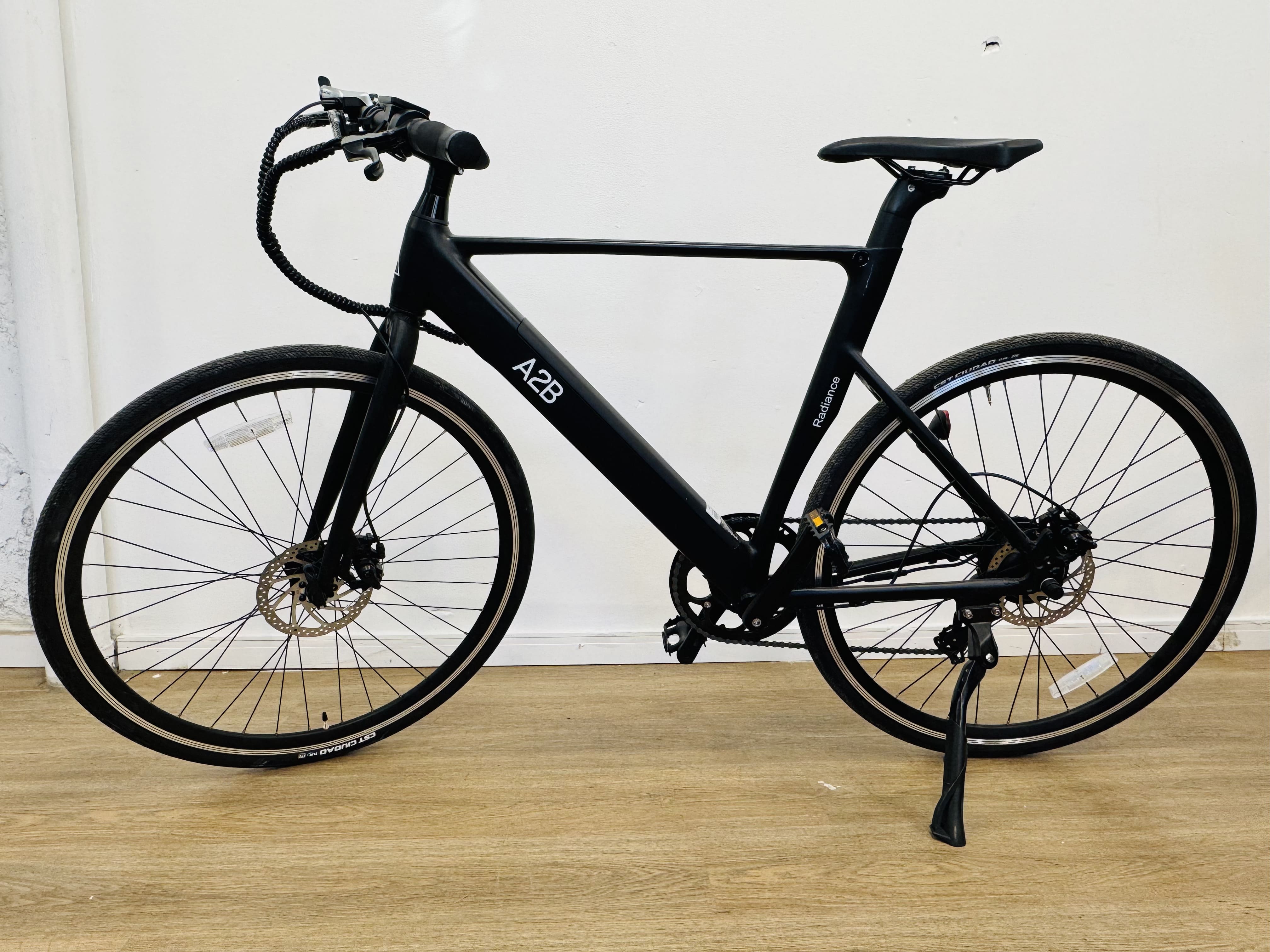Lote #001 - Bicicleta eléctrica A2B Radiance rodado 28 36v, con 7 cambios Shimano. Potencia 250w, autonomía hasta 40 km. Batería 9ah 36v, aleación de aluminio 6061. No trae llave ni cargador