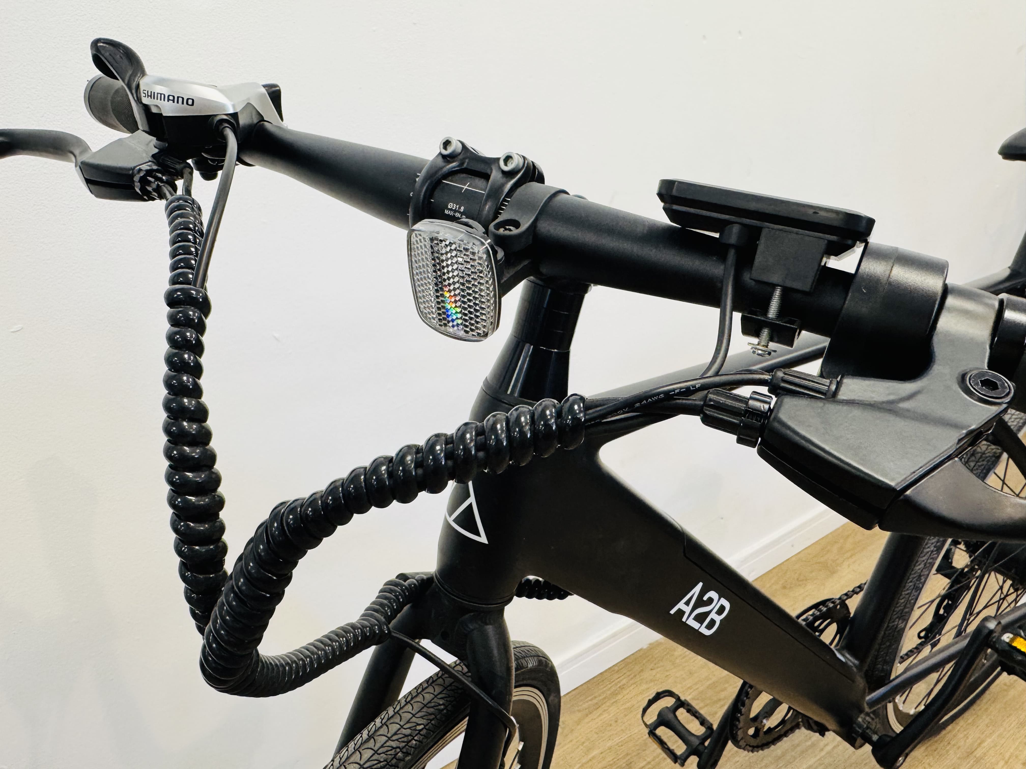 Lote #001 - Bicicleta eléctrica A2B Radiance rodado 28 36v, con 7 cambios Shimano. Potencia 250w, autonomía hasta 40 km. Batería 9ah 36v, aleación de aluminio 6061. No trae llave ni cargador - Imagen 2
