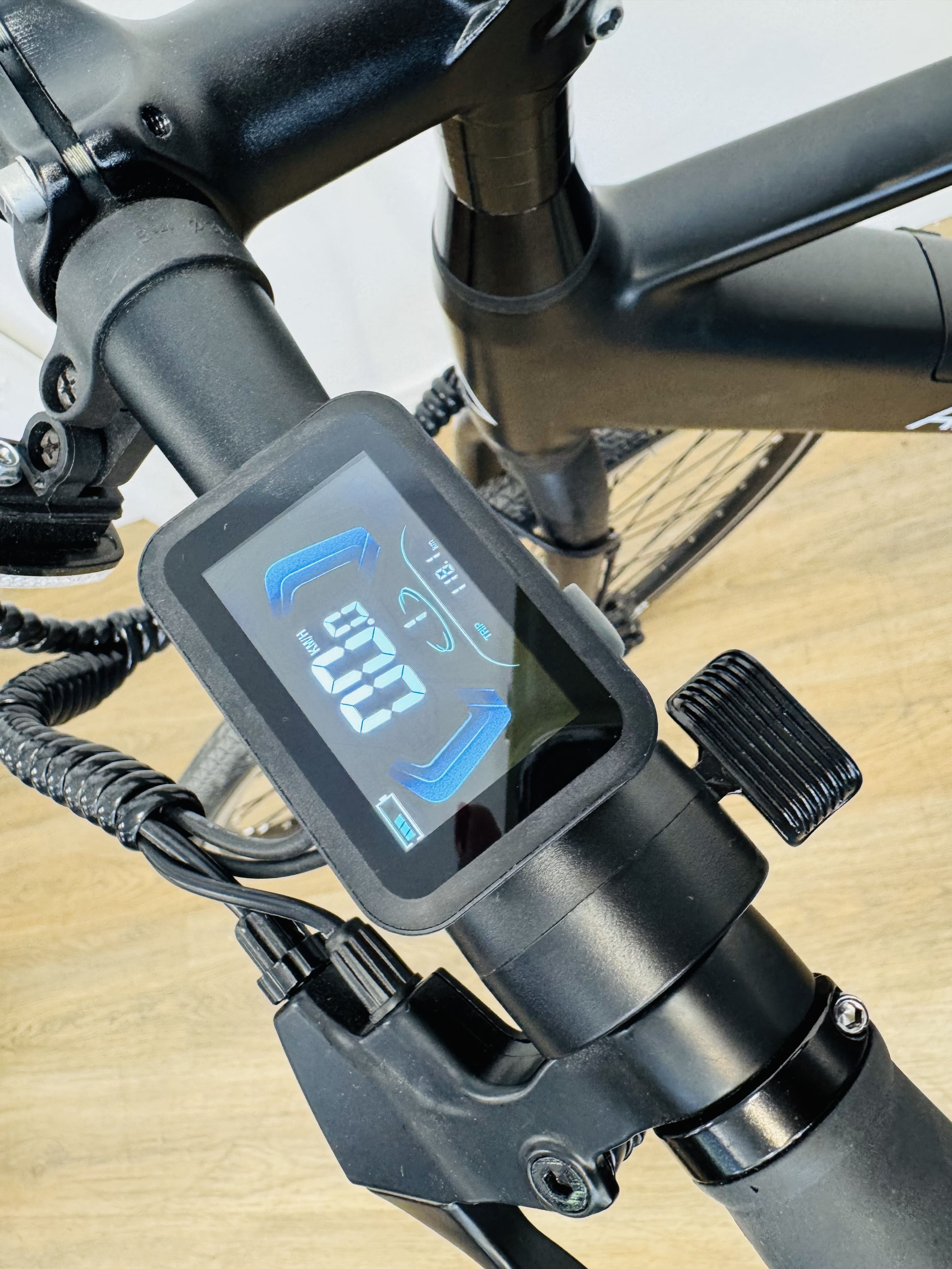 Lote #001 - Bicicleta eléctrica A2B Radiance rodado 28 36v, con 7 cambios Shimano. Potencia 250w, autonomía hasta 40 km. Batería 9ah 36v, aleación de aluminio 6061. No trae llave ni cargador - Imagen 3