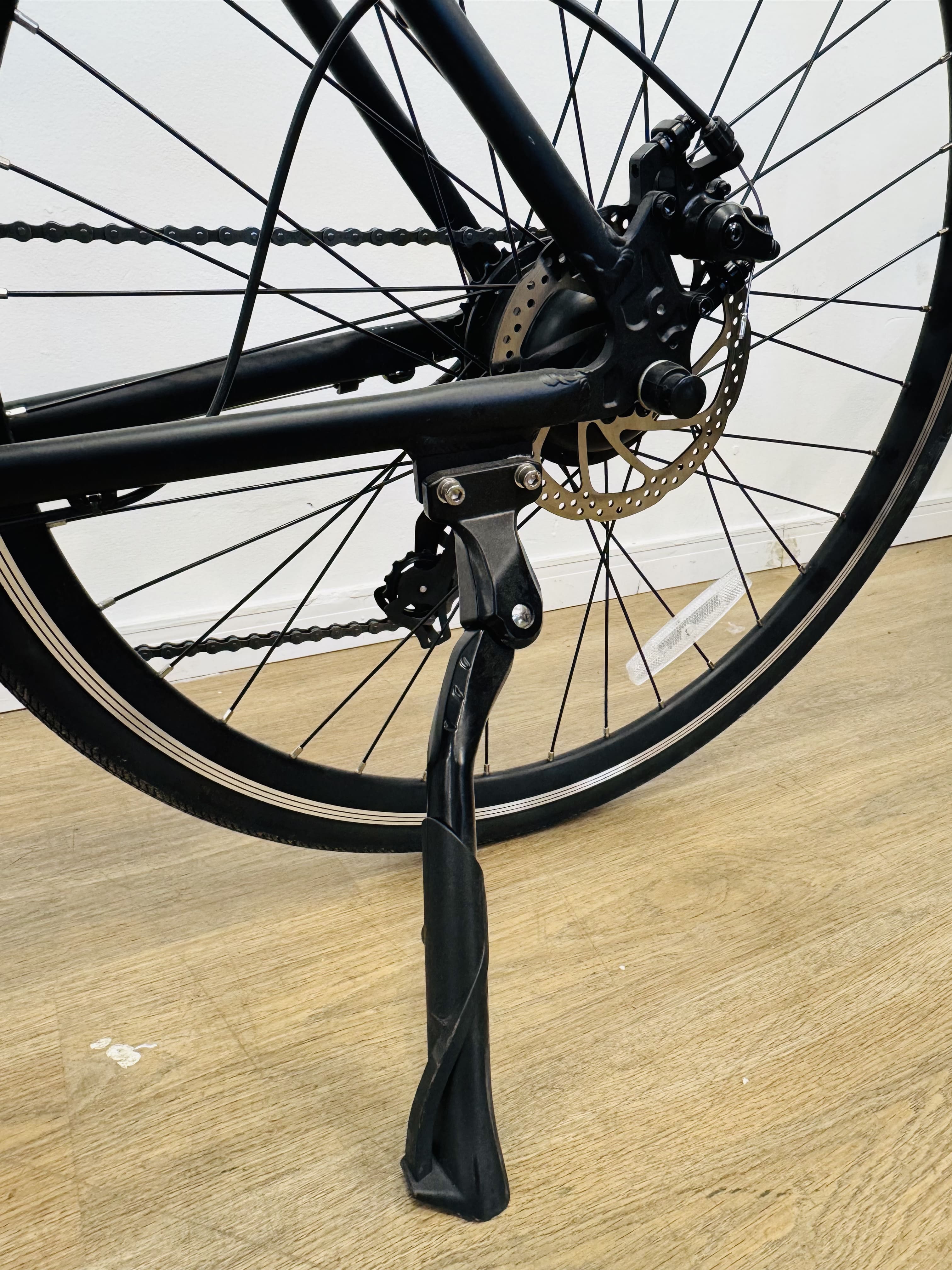 Lote #001 - Bicicleta eléctrica A2B Radiance rodado 28 36v, con 7 cambios Shimano. Potencia 250w, autonomía hasta 40 km. Batería 9ah 36v, aleación de aluminio 6061. No trae llave ni cargador - Imagen 4