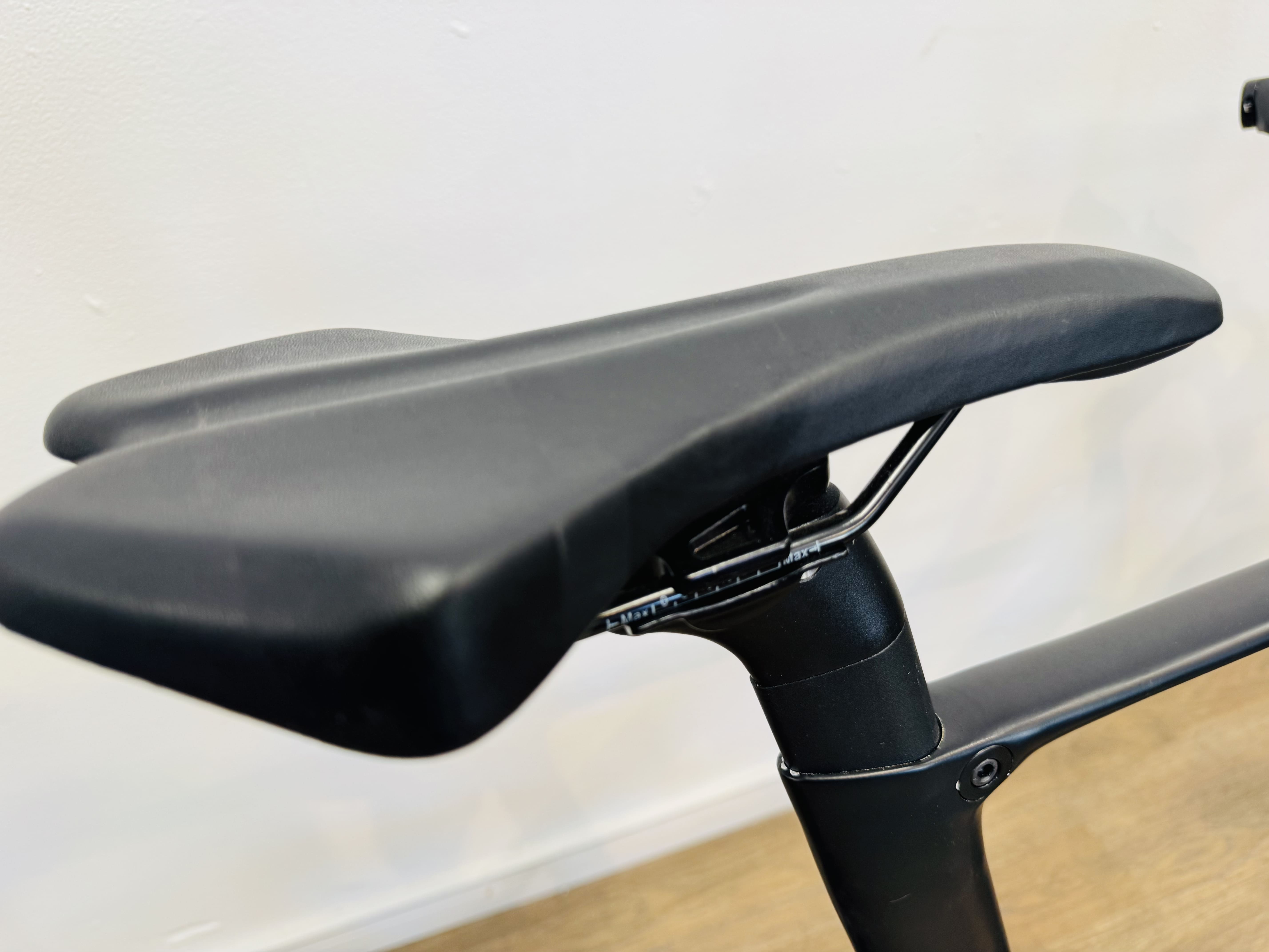 Lote #001 - Bicicleta eléctrica A2B Radiance rodado 28 36v, con 7 cambios Shimano. Potencia 250w, autonomía hasta 40 km. Batería 9ah 36v, aleación de aluminio 6061. No trae llave ni cargador - Imagen 7