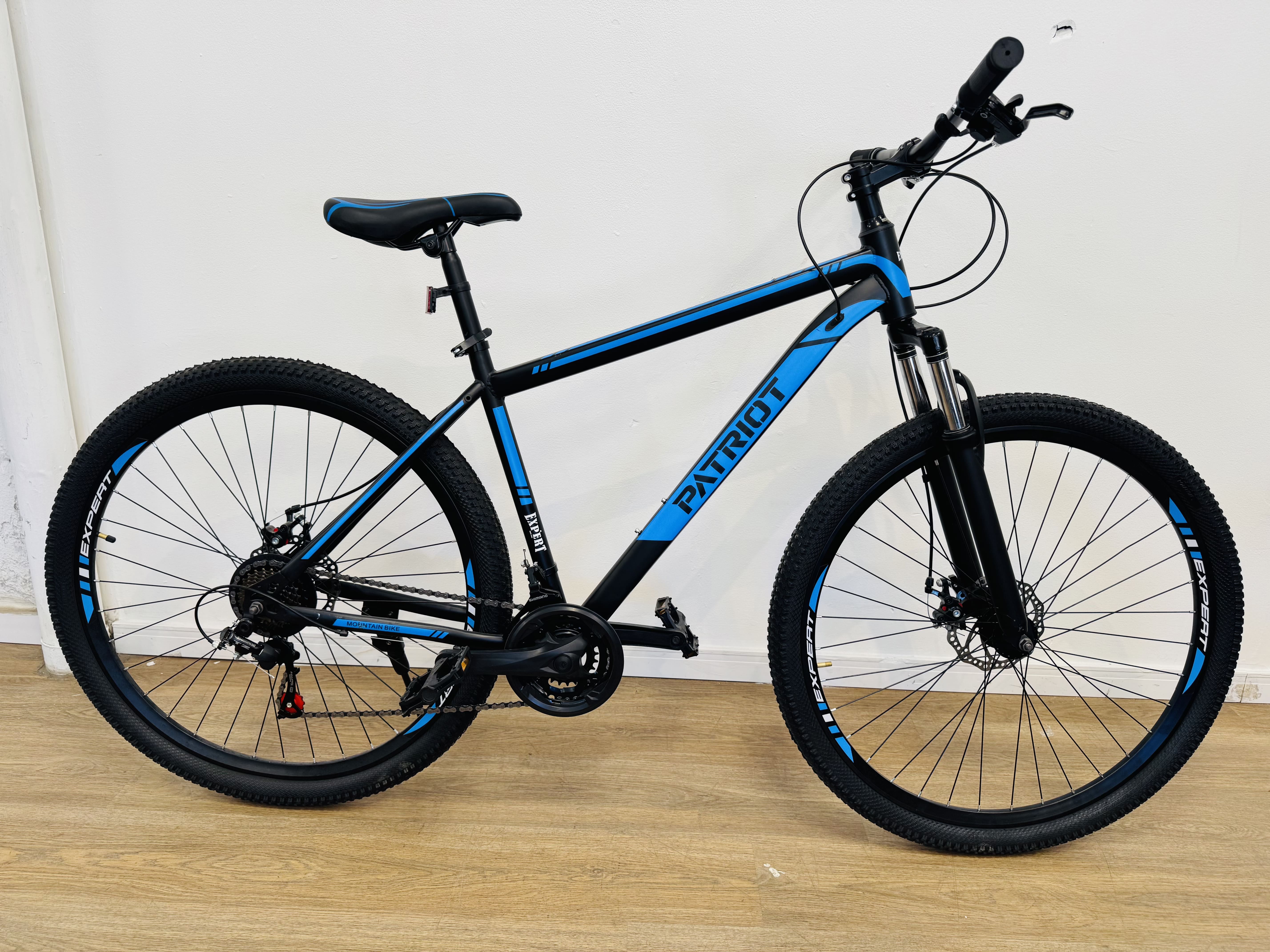 Lote #002 - Bicicleta montaña Expert Patriot rodado 29, shimano con frenos de disco y 21 cambios. Suspensión delantera