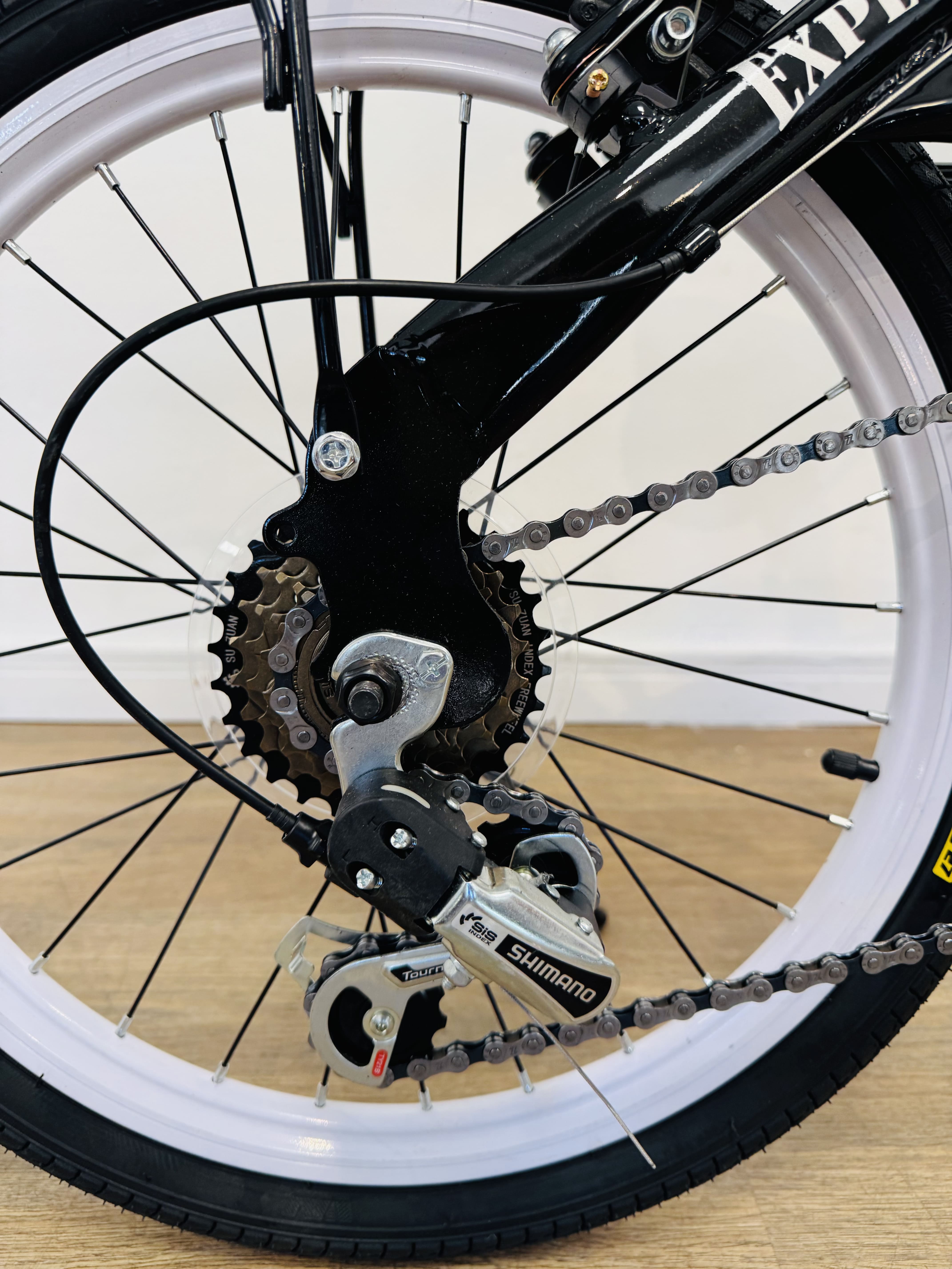 Lote #005 - Bicicleta Expert Amsterdam plegable rodado 20, con cambios - necesita ajuste en el freno delantero y tranca de pliego - Imagen 4